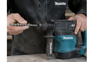 Як вставити або дістати свердло на перфораторі Makita