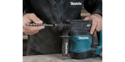 Як вставити або дістати свердло на перфораторі Makita Як вставити або дістати свердло на перфораторі Makita
