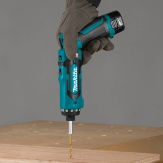 Аккумуляторная шуруповерт Makita 7.2 V, DF012DSE