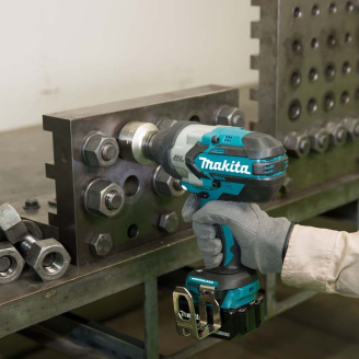 Набір акумуляторного інструменту Makita  гайкокрут DTW1002RTJ + ліхтар DEAML003G